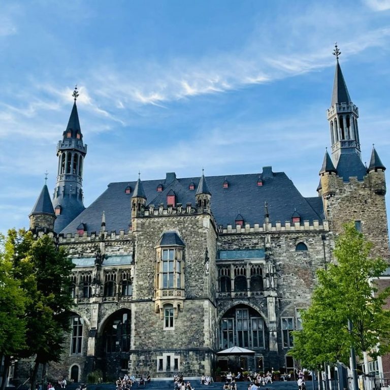 Demokratie im Alltag entdecken. DemokraTour Wandertag in der Stadt mit Schulklassen in NRW mit Zonovo Rathhaus in Aachen. Gebäude in einer Stadt. Ort für demokratiefördernde Tagesaktion mit Schulklassen