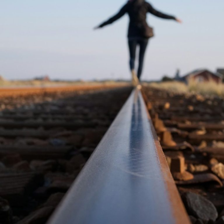 Wandertag für Schulklassen in NRW Teambuilding mit Zonovo Person die balanciert. Balancefinden auf dem Niedrigseilpacour