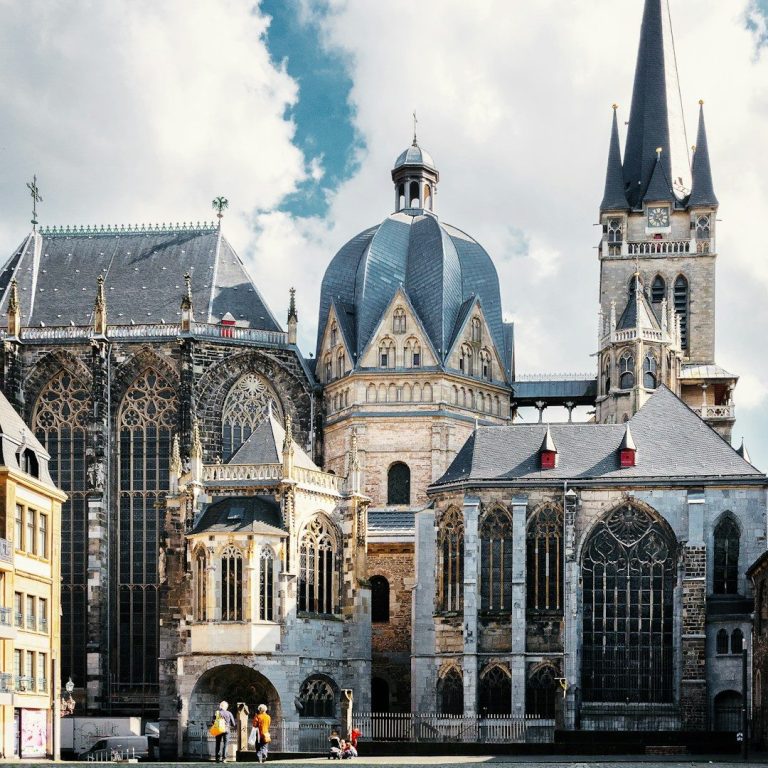 CityZone- Wandertagsprogramm in der Stadt für Schulklassen in NRW mit Zonovo Dom zu Aachen, vom Katschohf aus fotografiert. Historisches Gebäude im Stadtkern. Ort für Tagesaktion mit Schulklasse in der Stadt