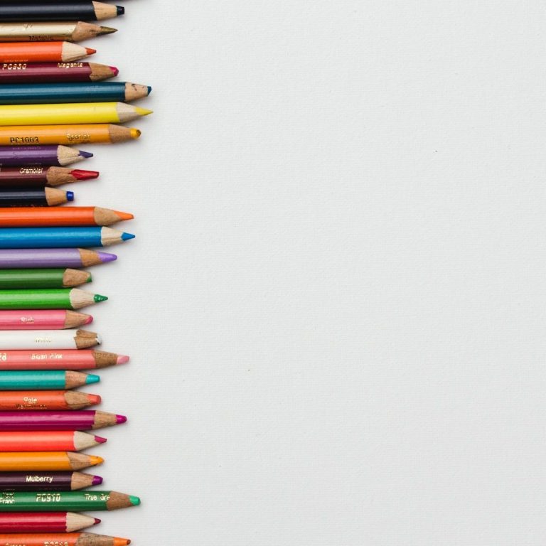 Fortbildung zur Demokratieförderung für Fachkräfte und Mitarbeitende im Bildungs- und Sozialwesen deutschlandweit mit Zonovo Bunte Stifte ragen ins Bild. Symbolbild für Diversität und unterschiedliche Persönlichkeiten. Demokratiefortbildung